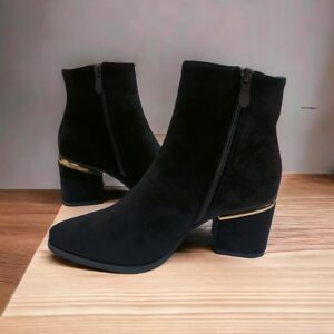 Botas Negras con Tacón Metálico Dorado