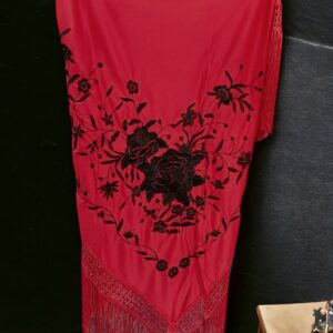Mantoncillo Rojo Bordado Ramillete Negro