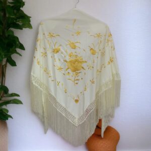 Mantoncillo Beige Bordado Flor Dorada
