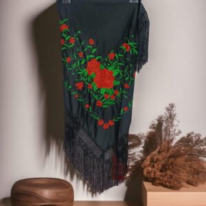 Mantoncillo Negro Bordado Ramillete Rojo y Verde