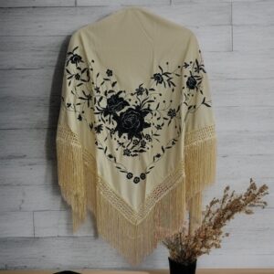 Mantoncillo Crema Bordado Ramillete Negro