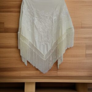 Mantoncillo Beige Bordado Ramillete Blanco
