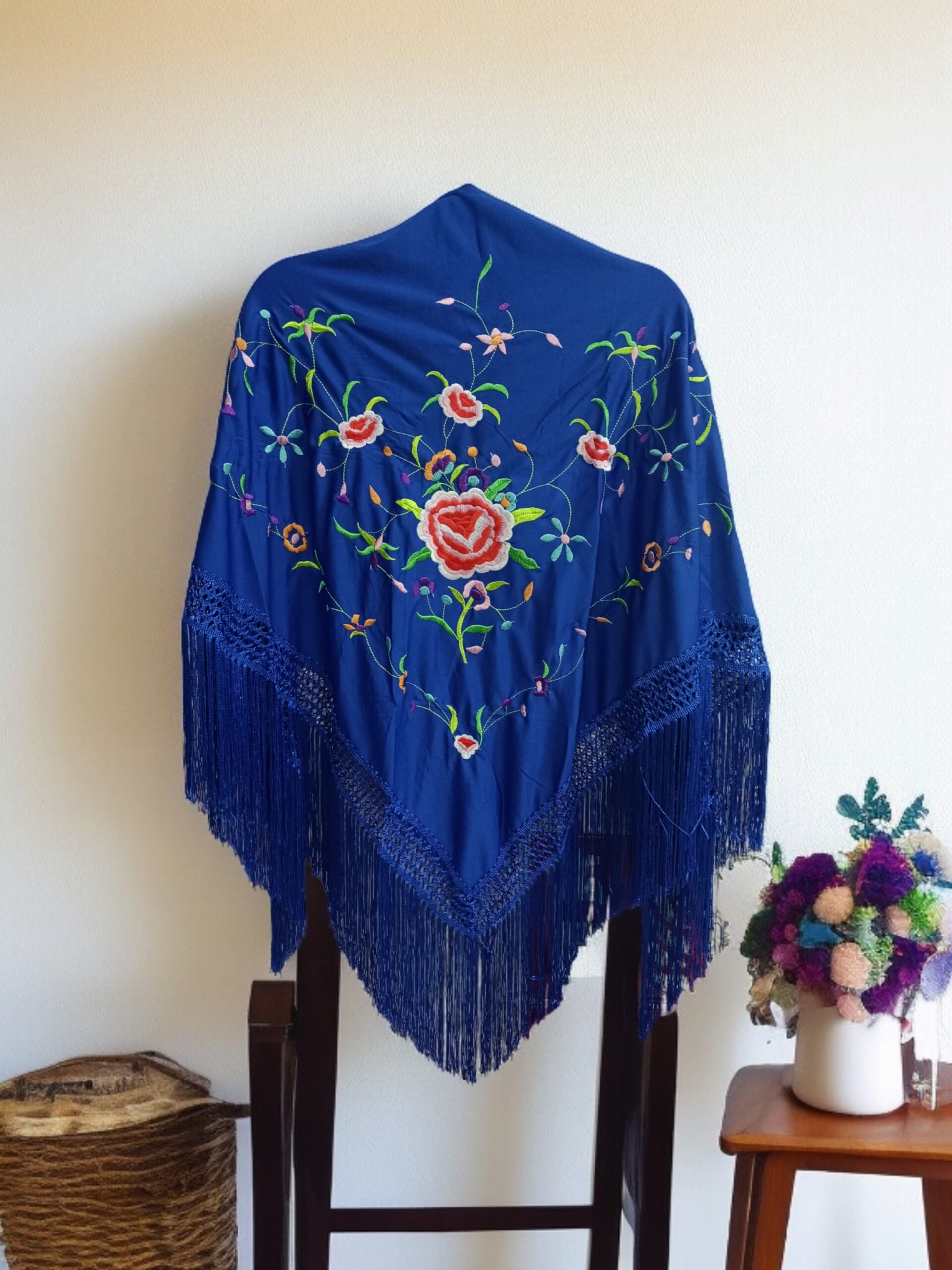 Mantoncillo Azul Eléctrico Bordado Flor de Colores