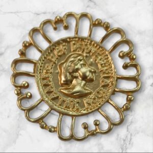 Mini Broche Diseño Moneda Dorado Mate