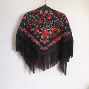 Mantoncillo Clavel Negro Bordado Rojo