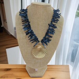 Collar de Corales Negro y Colgante Concha