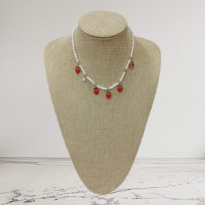 Collar Perlas Blancas y Fresas