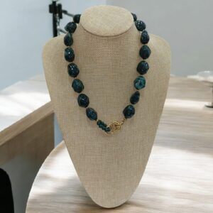 Collar de Piedras Verdes y Detalle Dorado