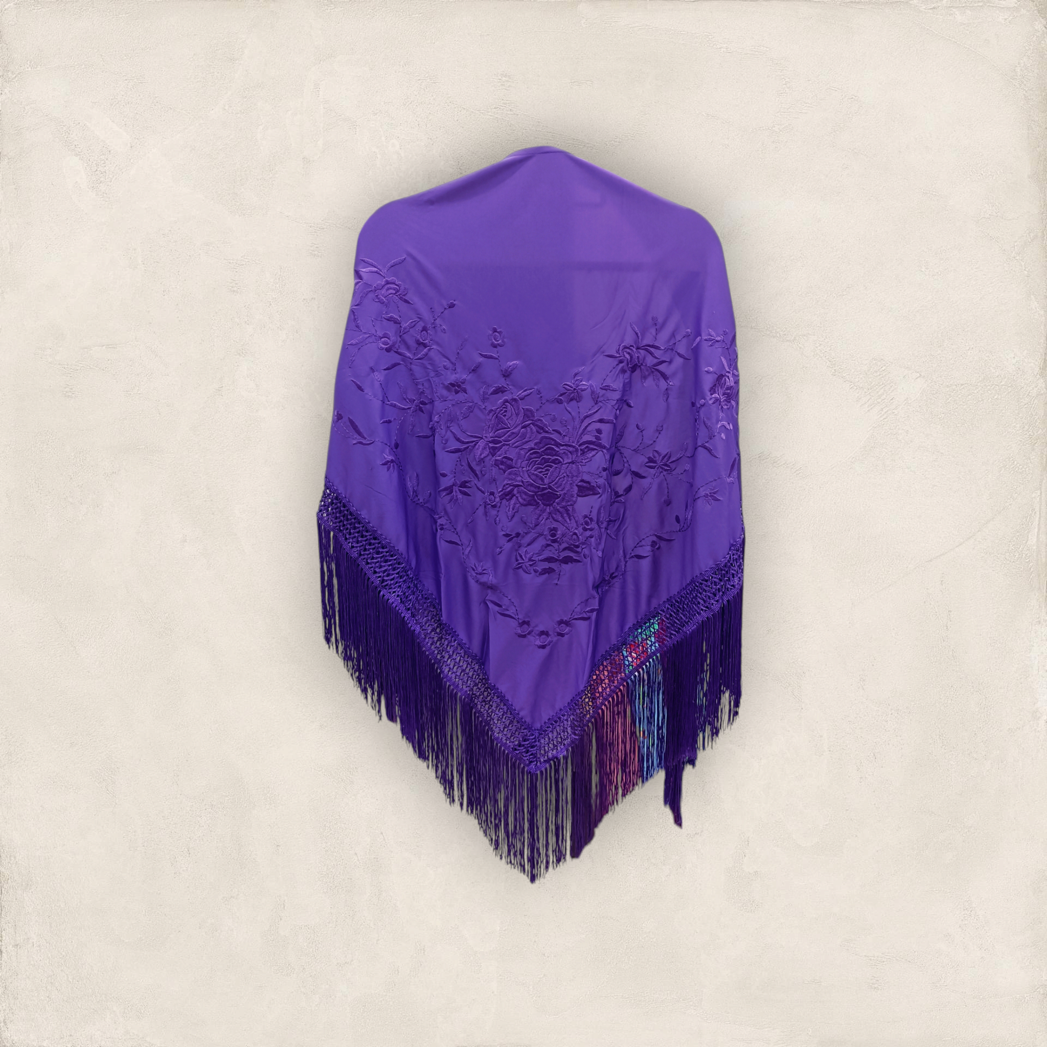 Mantoncillo Morado Bordado Ramillete a Tono