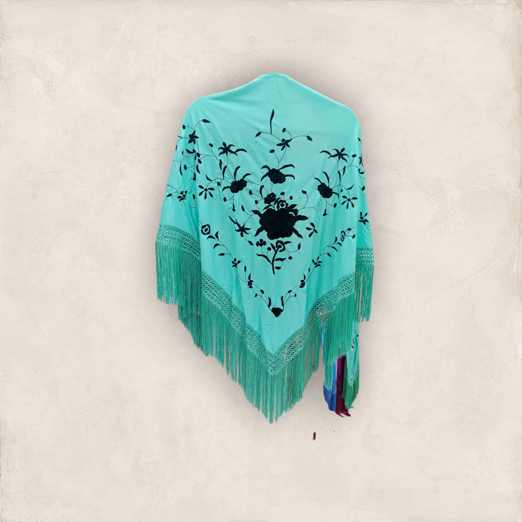 Mantoncillo Verde Agua Bordado Flor Negro